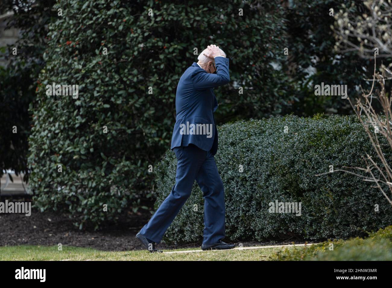 Washington DC, USA. 17th. Februar 2022. Am 17. Februar 2022 kehrt US-Präsident Joe Biden von Cleveland in Washington DC, USA, ins Weiße Haus zurück. Zuvor sagte der Präsident, es gebe ein ‘sehr high Risiko einer russischen Invasion der Ukraine in ‘mehreren Tagen. die NATO und das Weiße Haus in Biden haben russische Behauptungen zurückgewiesen, dass sie Truppen an der ukrainischen Grenze abziehen. Quelle: Jim LoScalzo/Pool via CNP/dpa/Alamy Live News Stockfoto