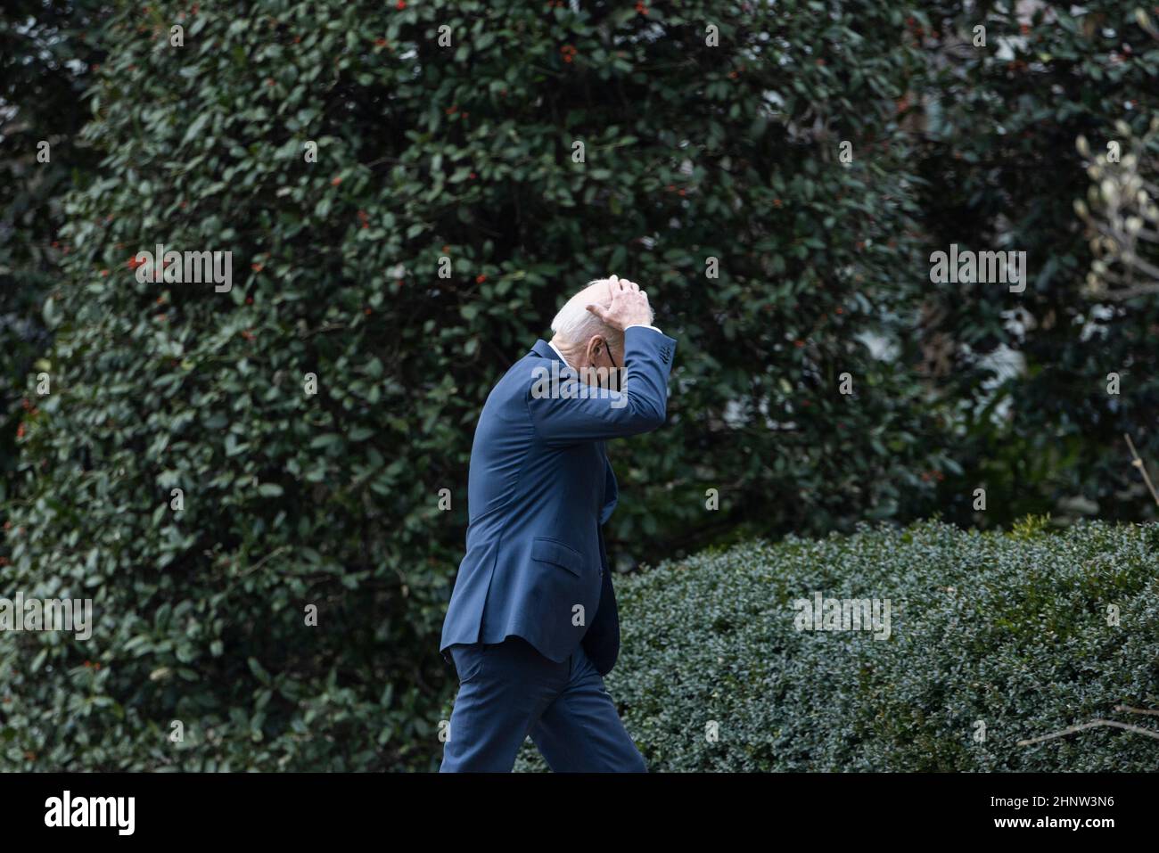 Washington DC, USA. 17th. Februar 2022. Am 17. Februar 2022 kehrt US-Präsident Joe Biden von Cleveland in Washington DC, USA, ins Weiße Haus zurück. Zuvor sagte der Präsident, es gebe ein ‘sehr high Risiko einer russischen Invasion der Ukraine in ‘mehreren Tagen. die NATO und das Weiße Haus in Biden haben russische Behauptungen zurückgewiesen, dass sie Truppen an der ukrainischen Grenze abziehen. Quelle: Jim LoScalzo/Pool via CNP/dpa/Alamy Live News Stockfoto