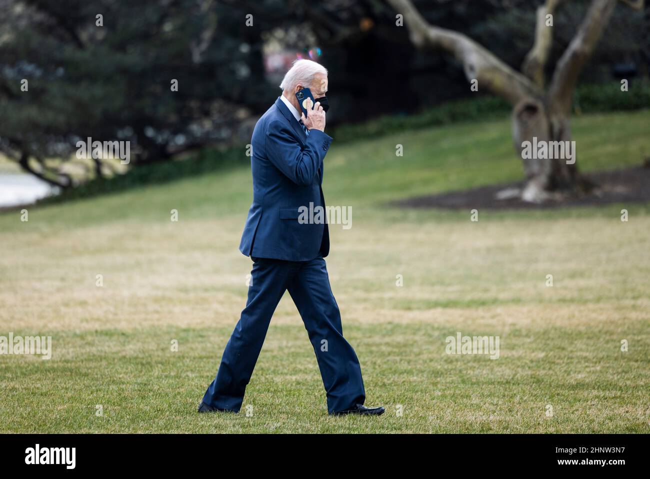 Washington DC, USA. 17th. Februar 2022. Am 17. Februar 2022 kehrt US-Präsident Joe Biden von Cleveland in Washington DC, USA, ins Weiße Haus zurück. Zuvor sagte der Präsident, es gebe ein ‘sehr high Risiko einer russischen Invasion der Ukraine in ‘mehreren Tagen. die NATO und das Weiße Haus in Biden haben russische Behauptungen zurückgewiesen, dass sie Truppen an der ukrainischen Grenze abziehen. Quelle: Jim LoScalzo/Pool via CNP/dpa/Alamy Live News Stockfoto