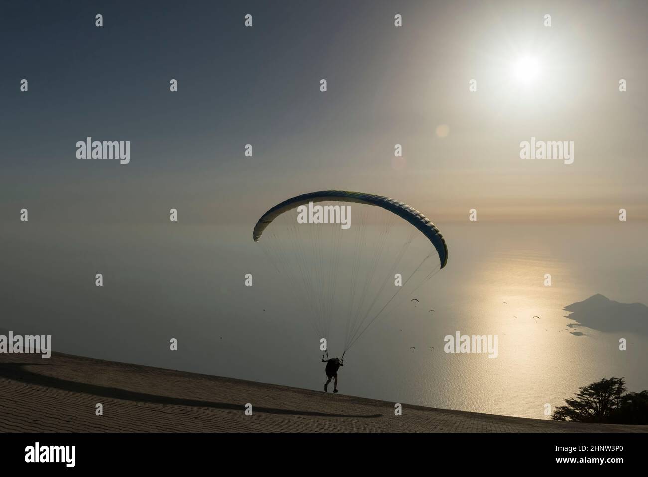 Gleitschirm an der Abfahrt Stockfoto