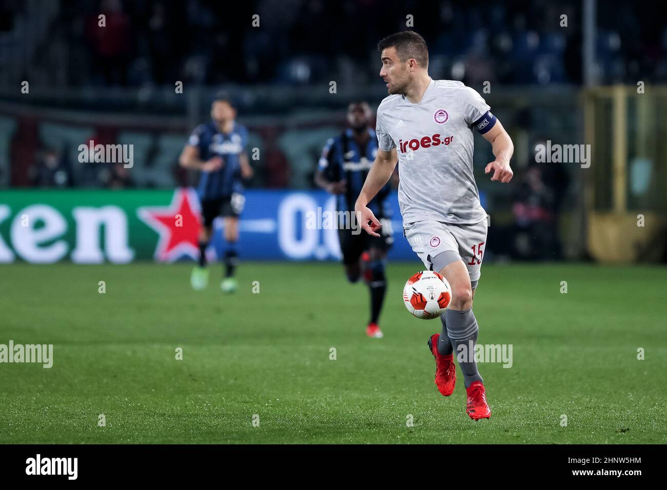 Bergamo, Italien, 17. Februar 2022. Sokratis Papastathopoulos Verteidiger von Olympiacos Pireo F.C. in Aktion während des Europa League Fußballspiels zwischen Atalanta und Olympiacos im Gewiss Stadium am 17. Februar 2022 in Bergamo, Italien. Quelle: Stefano Nicoli/Speed Media/Alamy Live News Stockfoto