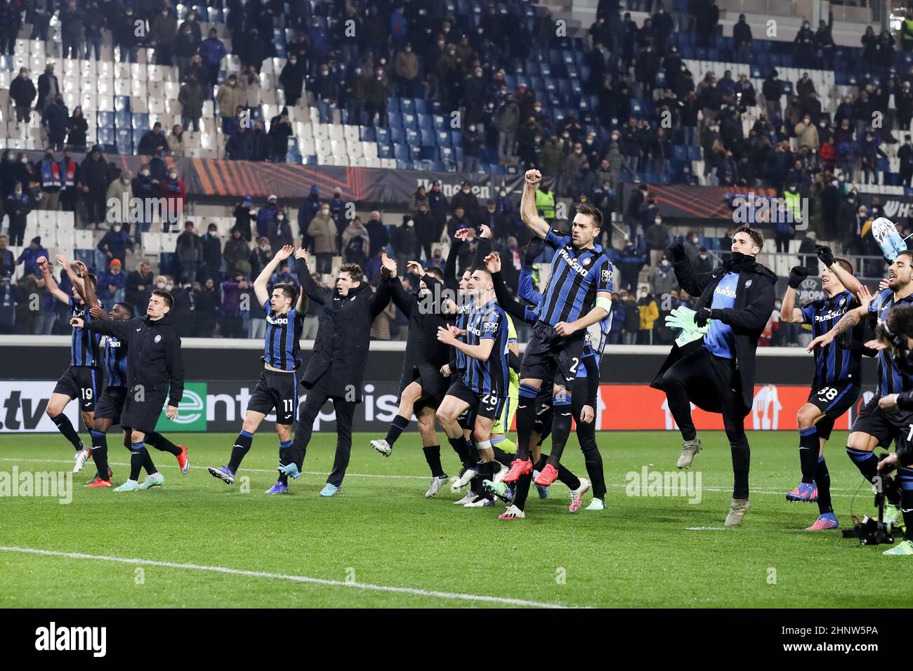 Bergamo, Italien, 17. Februar 2022. Die Spieler von Atalanta feiernden am 17. Februar 2022 im Gewiss-Stadion in Bergamo, Italien, das Fußballspiel der Europa League zwischen Atalanta und Olympiakos. Quelle: Stefano Nicoli/Speed Media/Alamy Live News Stockfoto