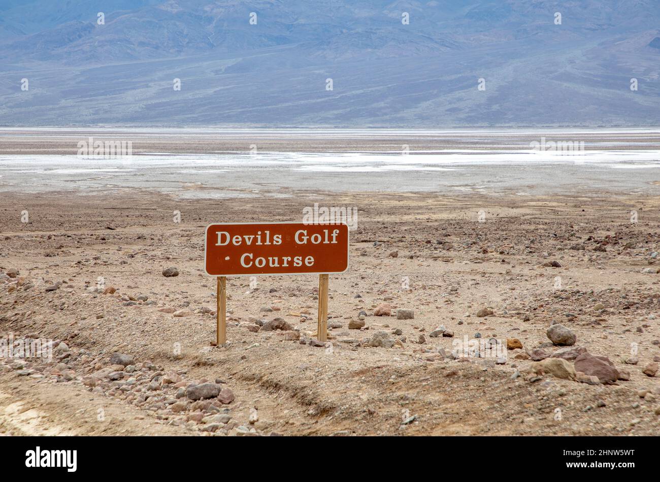 Schilder verfächert den Golfplatz im Death Valley in der Mittagshitze Stockfoto