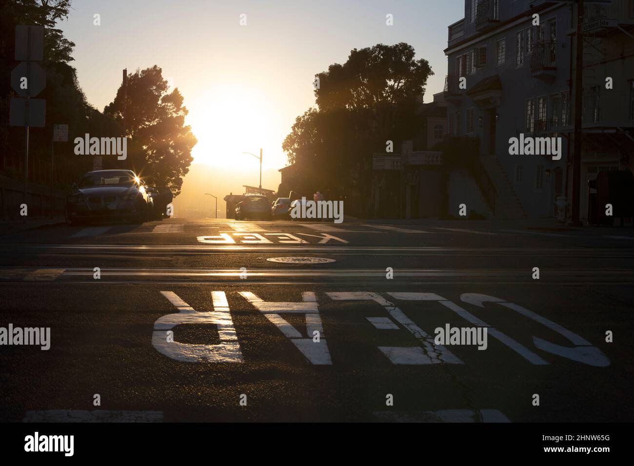 Hügelige Straße in San Francsico in Sonnenuntergangsstimmung Stockfoto