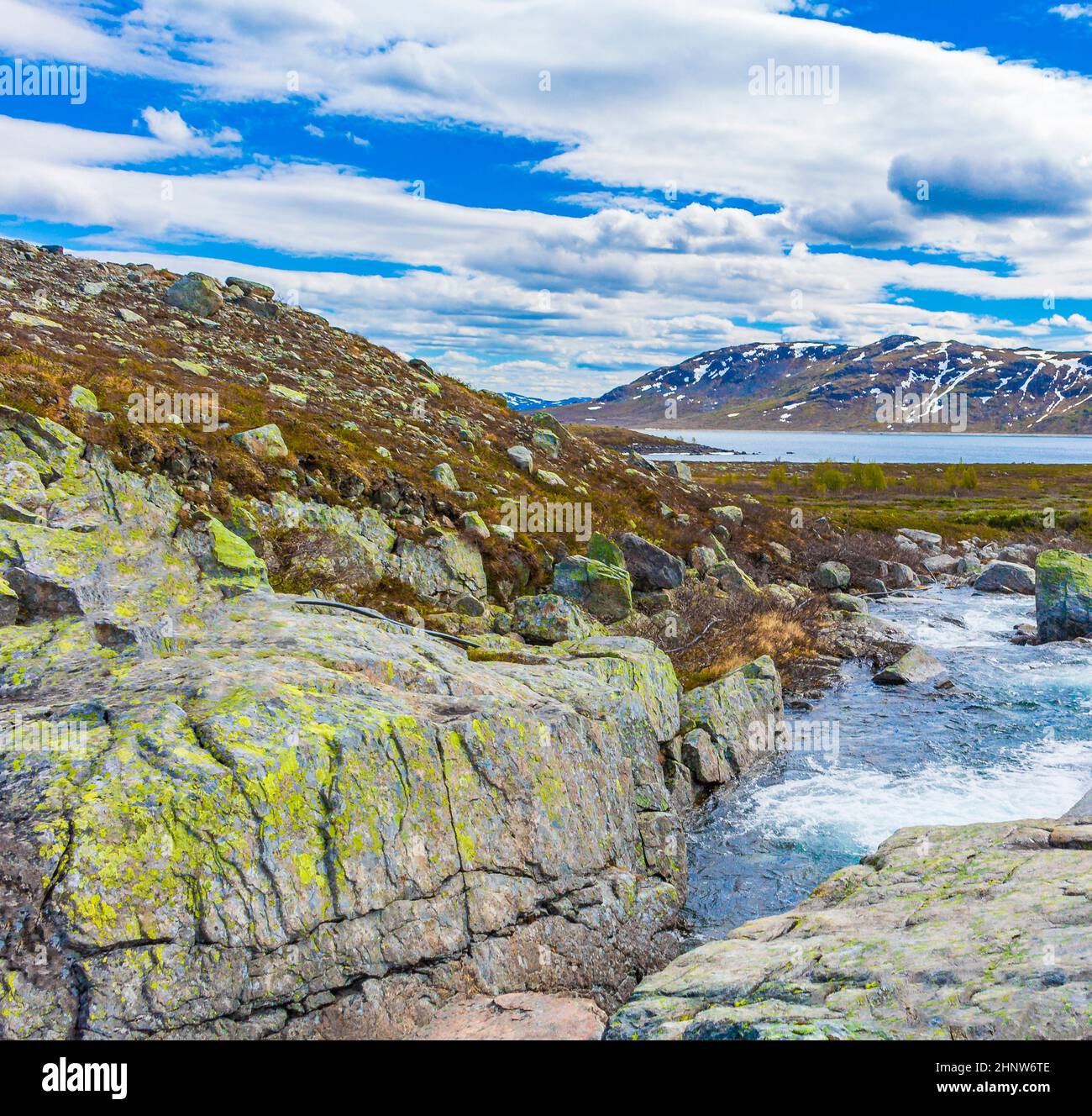 Schöner Storebottane Fluss am Vavatn See mit Schnee in der Sommerlandschaft in Hemsedal Norwegen. Stockfoto