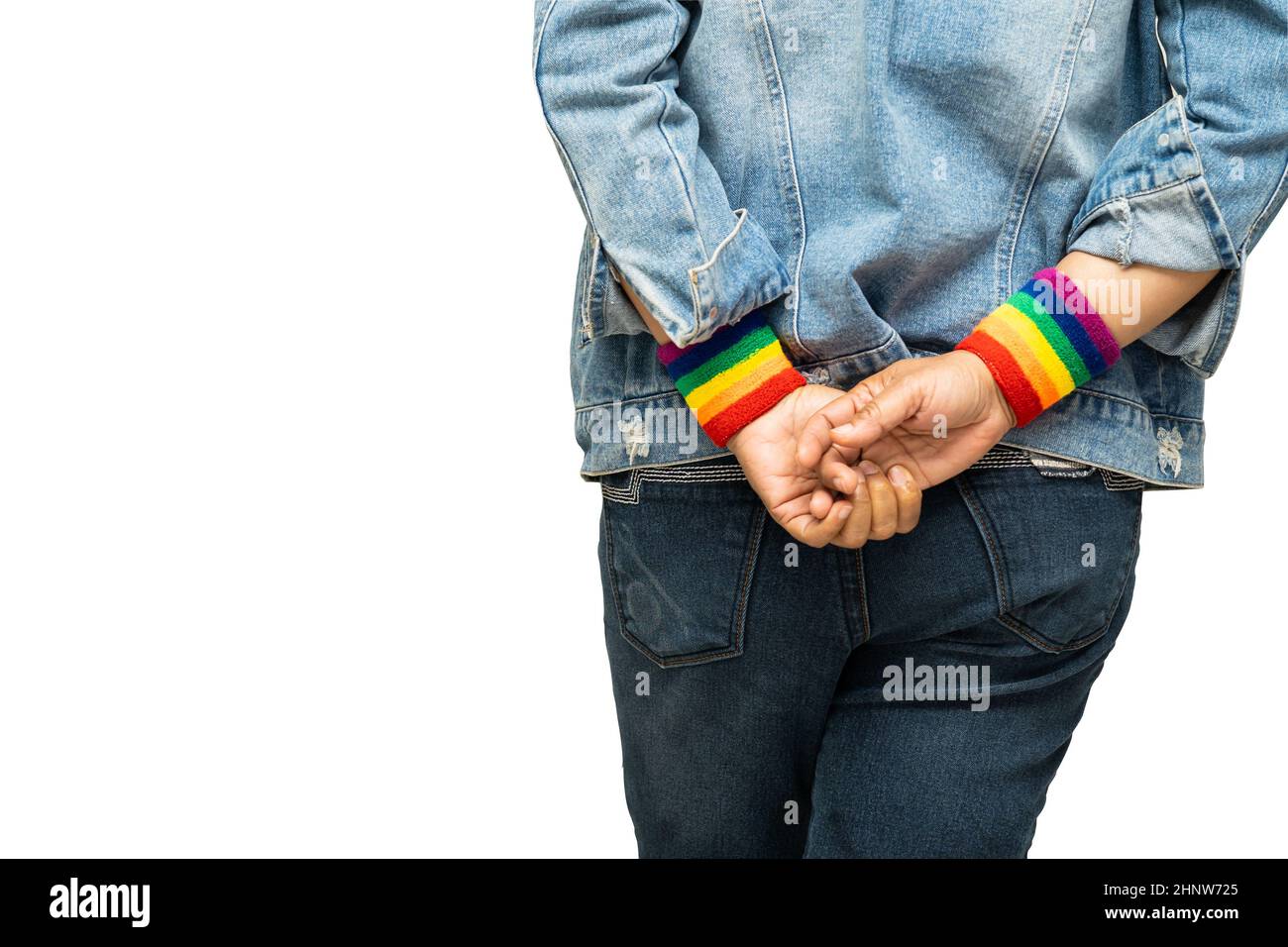 Asiatische Dame trägt Regenbogen Armbänder isolieren auf weißem Hintergrund mit Clipping Pfad, Symbol der LGBT Stolz Monat feiern jährlich im Juni sozialen von ga Stockfoto