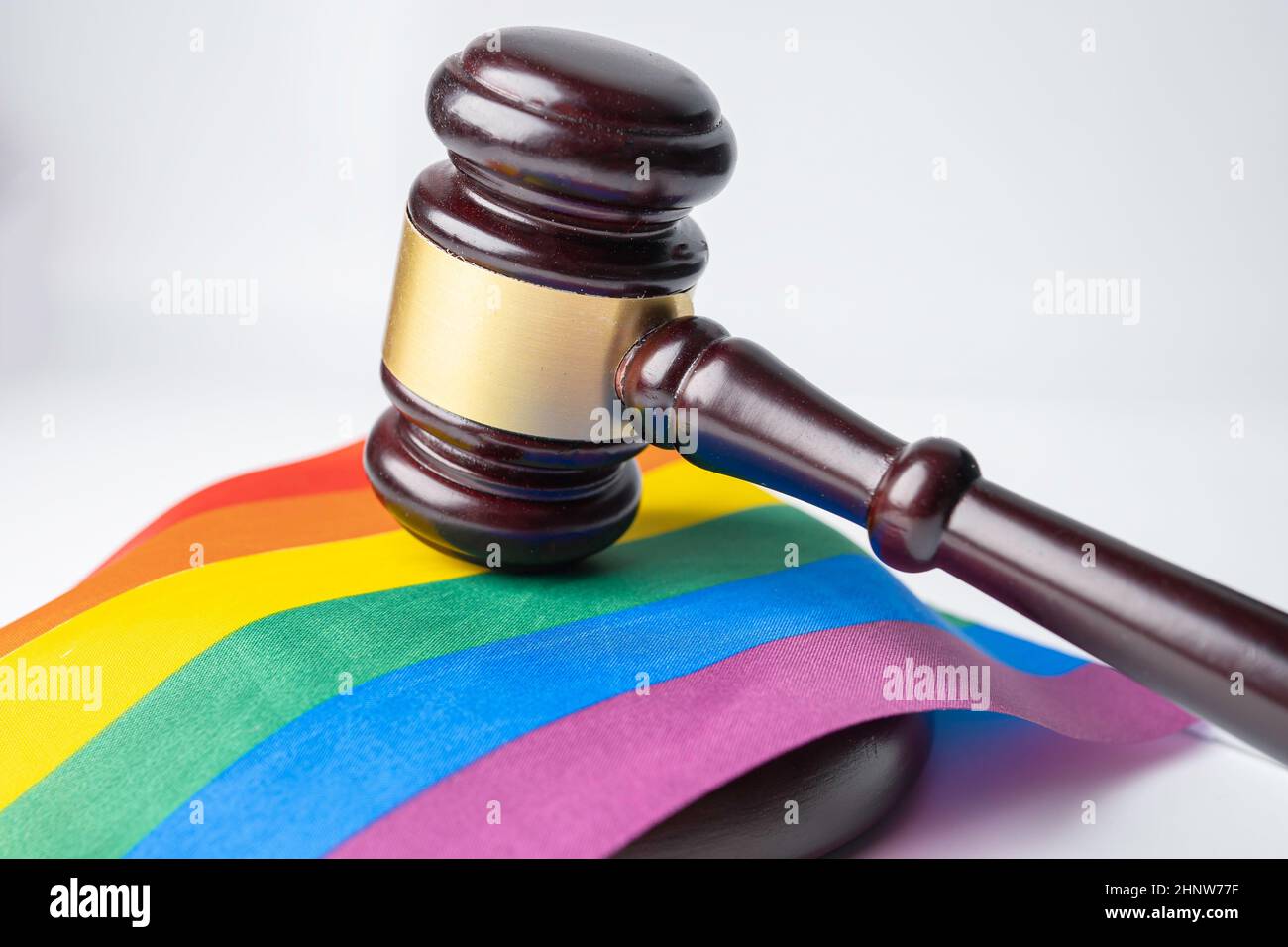 Gavel für Richter Anwalt auf Regenbogenfahne, Symbol des LGBT Stolz Monat feiern jährlich im Juni soziale Homosexuell, lesbisch, bisexuell, Transgender, Menschenrechte Stockfoto