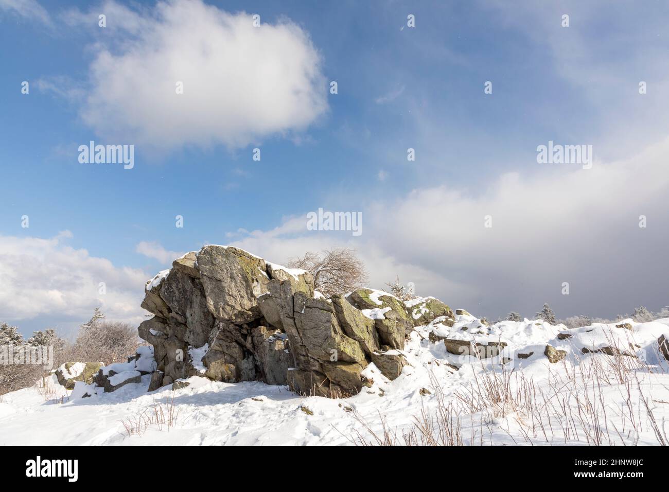 Malerische Schneelandschaft in Deutschland, Hessen am Feldberg mit Brunhildis-Felsen Stockfoto