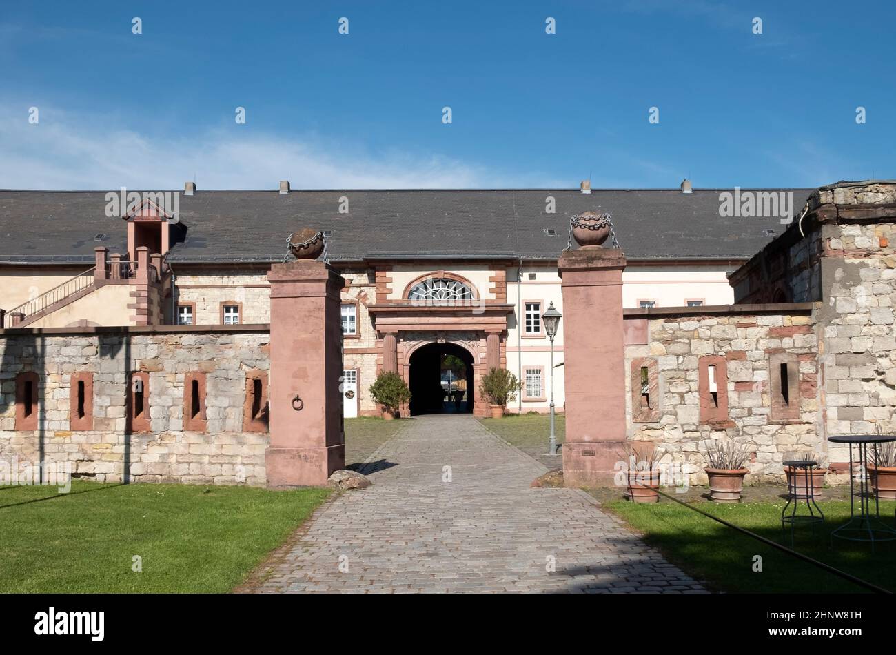 Blick auf das Eingangstor des historischen Schlosses Reduit in Mainz am Rhein Stockfoto