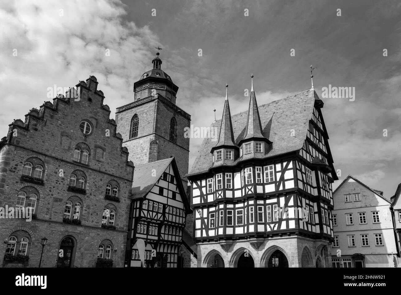 Alsfeld, Deutschland - 25. Juni 2021: Berühmte historische Rathaus- und Fachwerkhäuser am zentralen Platz in Alsfeld, deutschland. Stockfoto