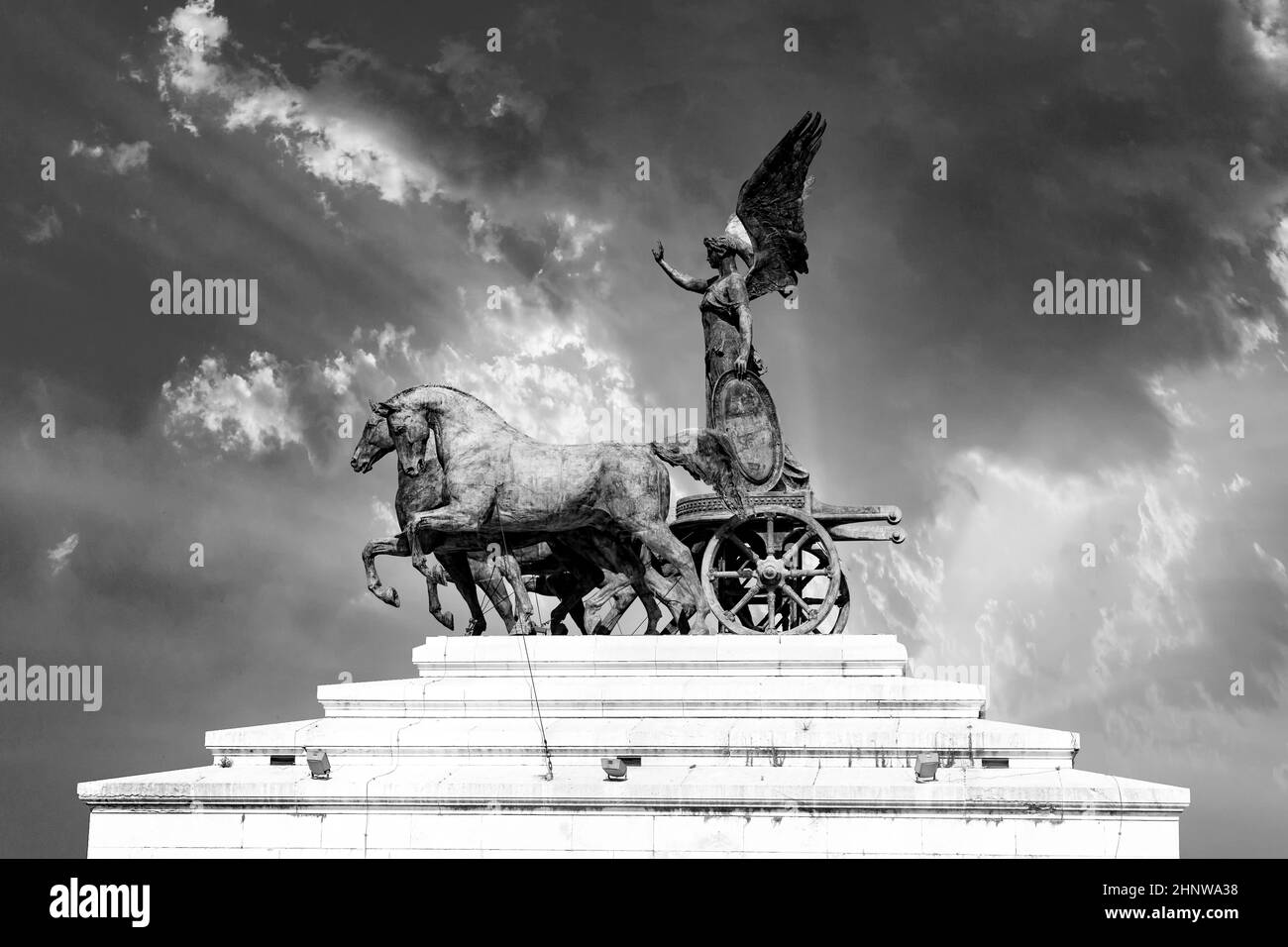 Statue der Göttin Victoria auf dem Denkmal von Vittorio Emanuele in Rom, Italien Stockfoto