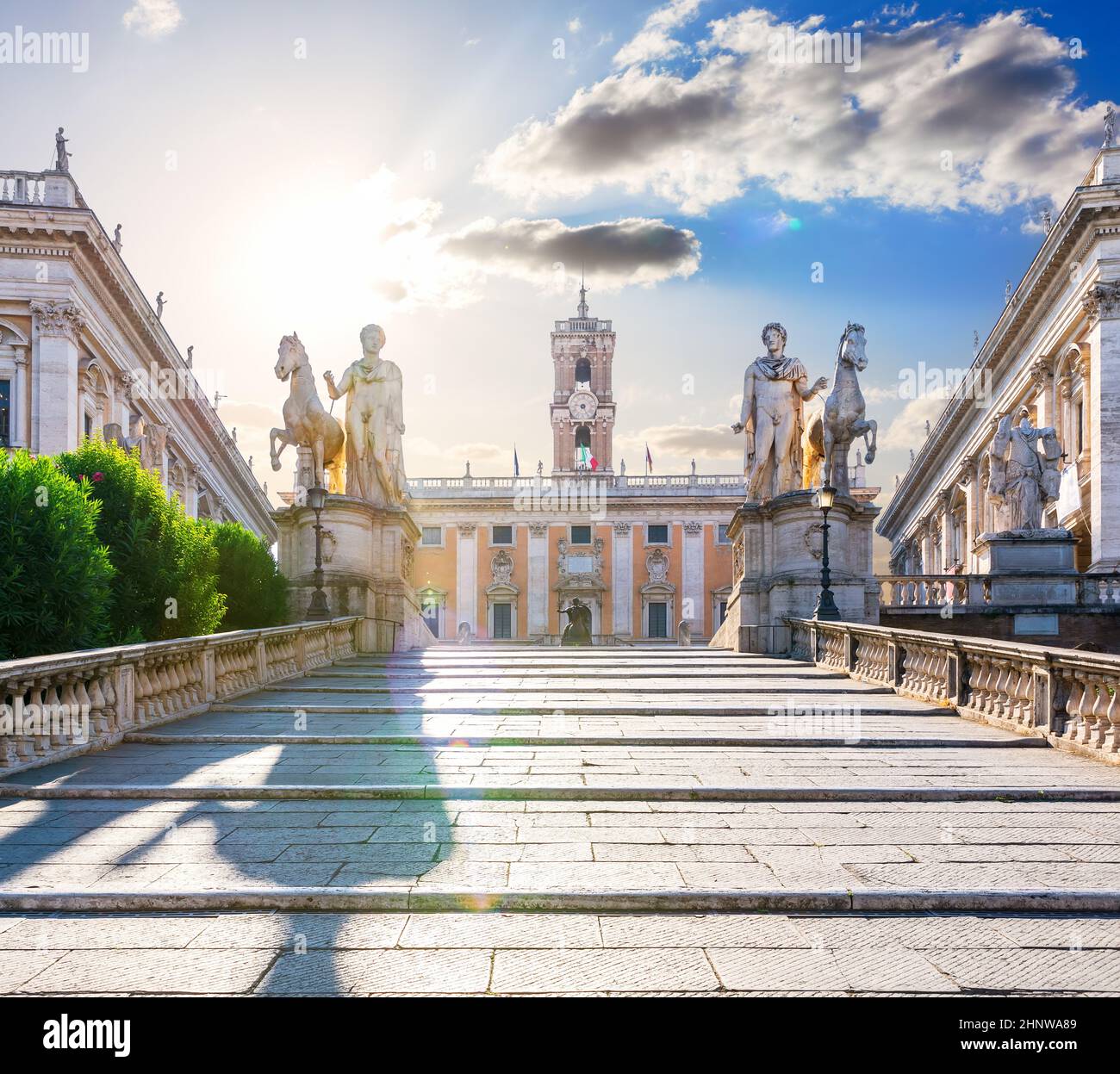 Platz auf dem Kapitolinischen Hügel mit Statuen, Rom, Italien. Stockfoto