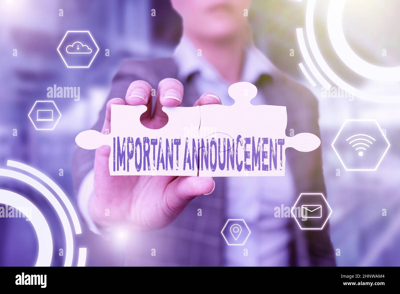 Konzeptionelle Darstellung wichtige Ankündigung, Geschäftsübersicht gesprochene Aussage, die etwas über Business Woman zeigt, das Puzzle hält Stockfoto