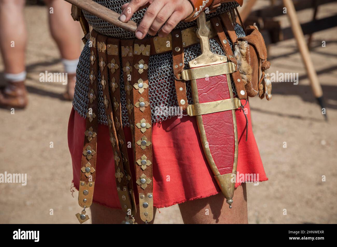 Centurion umgürtet einen Pugio, einen Dolch, der von römischen Soldaten als Seitenarm verwendet wird. Historische Reenactment Stockfoto