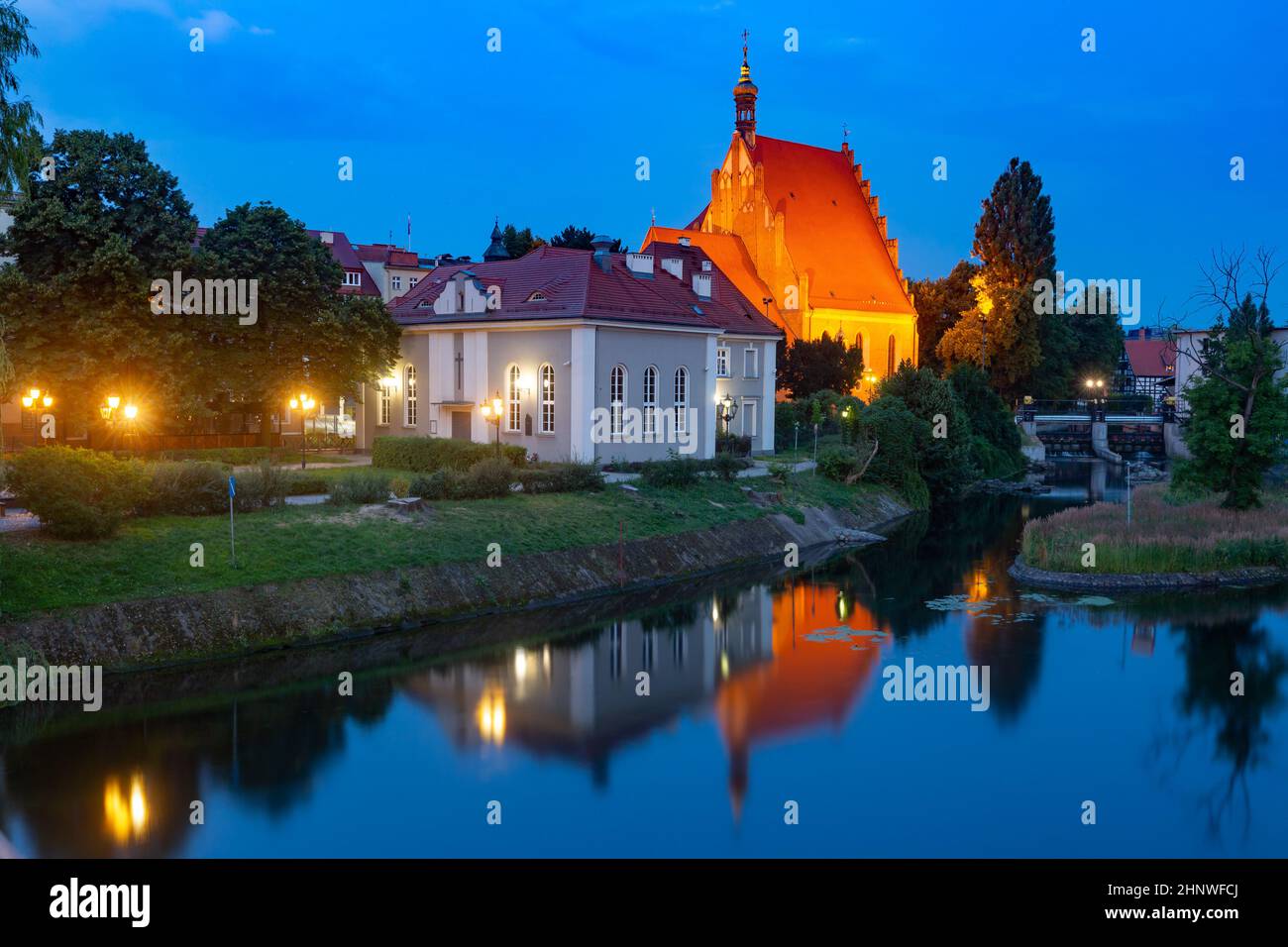 Panorama der Backsteingotik-Kathedrale von Bydgoszcz mit Spiegelung im Fluss Brda bei Nacht, Bydgoszcz, Polen Stockfoto