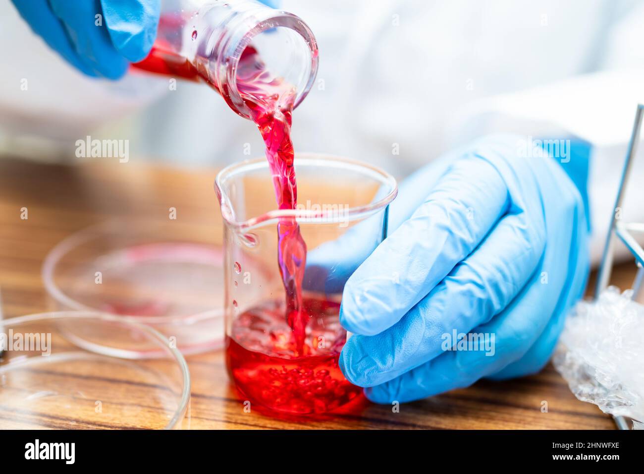 Erlenmeyerkolben, konische Kolben Glaswaren mit roter Farbe flüssige Lösung in der Wissenschaft Chemie Labor isoliert auf weißem Hintergrund. Stockfoto