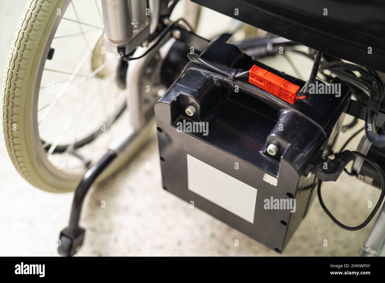 Batterie des elektrischen Rollstuhls für Patienten oder behinderte Menschen. Stockfoto