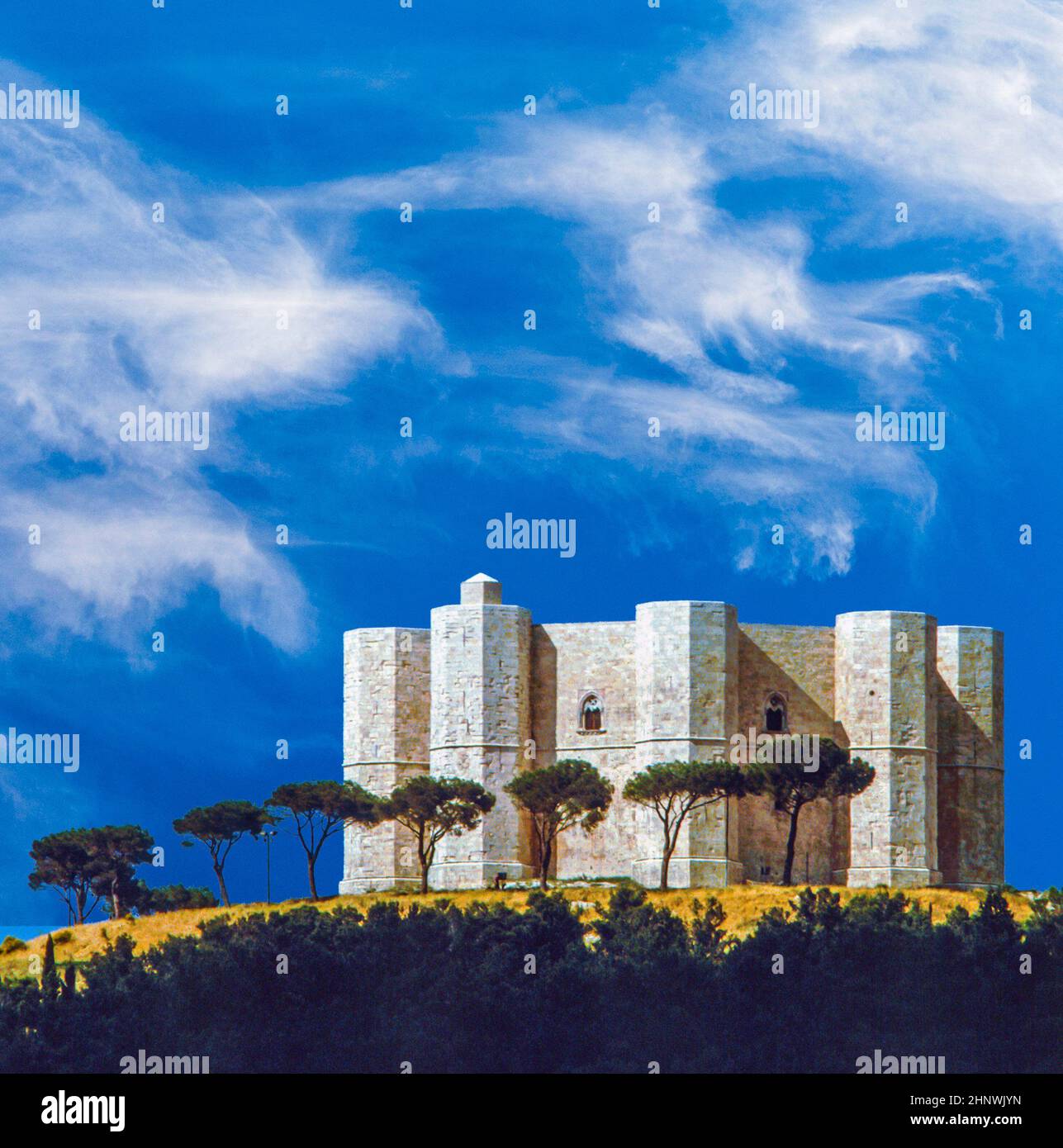 Castel del Monte liegt auf einem einsamen Hügel im südöstlichen Italien im Gebiet Apulien. Stockfoto