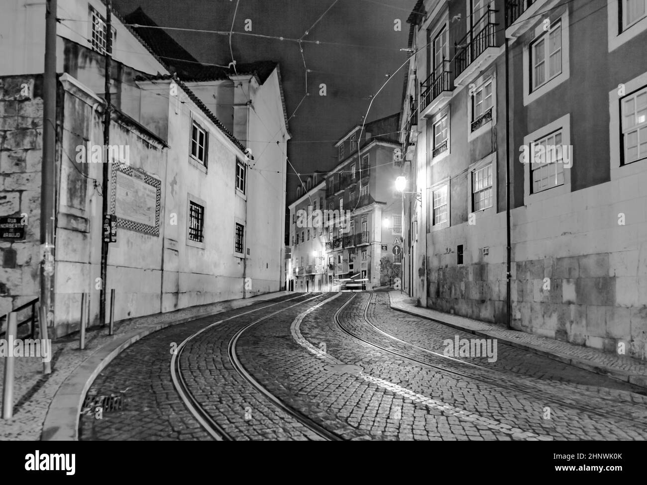 Lissabon bei Nacht, Straßen mit Straßenbahnschienen und alte Häuser in Lissabon, Portugal.die erste Straßenbahn in Lissabon wurde am 17. November 1873 in Betrieb genommen, AS Stockfoto