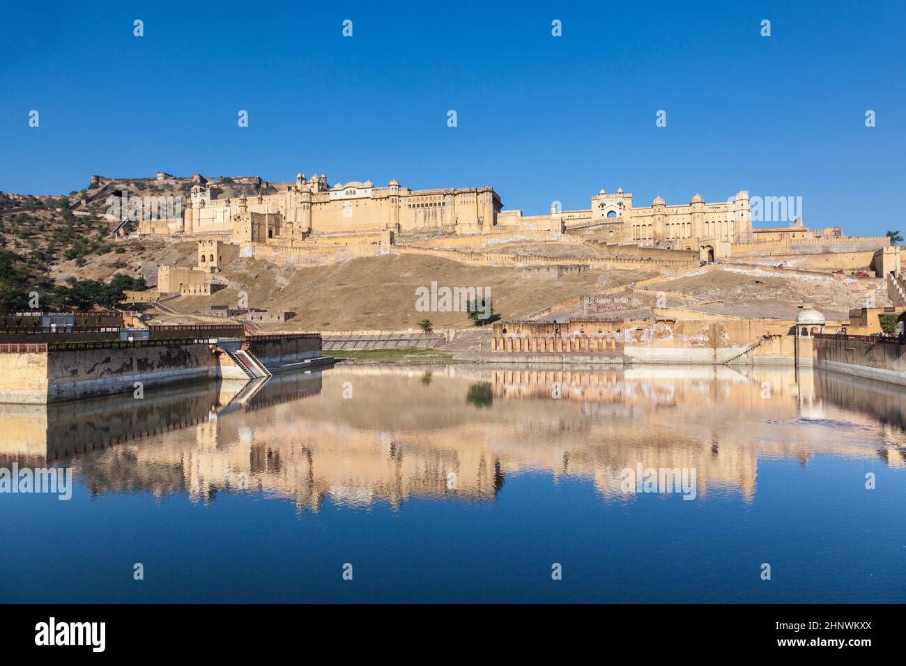 Bernstein Palast in der Nähe von Jaipur unter klarem blauen Himmel Stockfoto