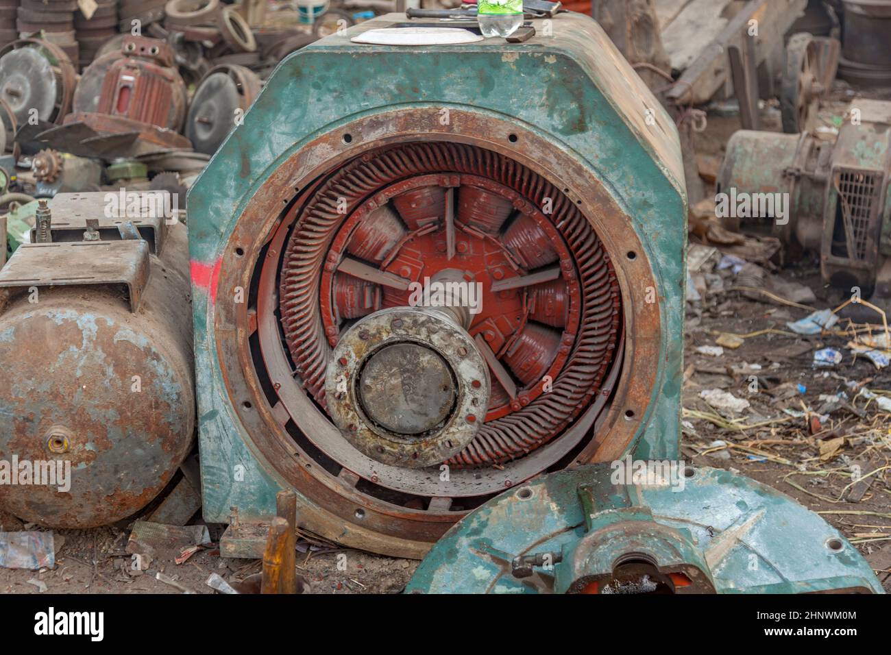 Alte Maschinenersatzteile aus Eisen werden am Bazaar bei Jama Masjid im alten Delhi angeboten Stockfoto