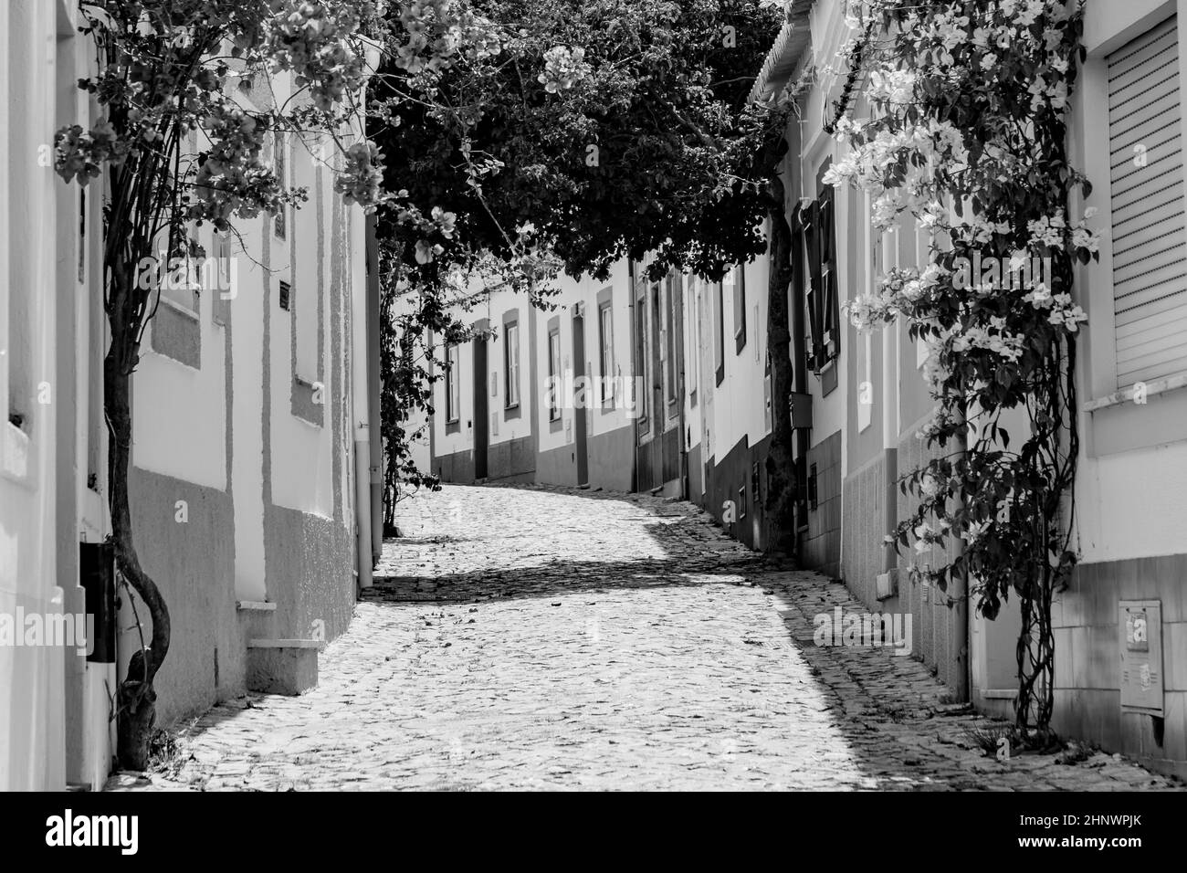 In den engen Gassen von Ferragudo, Algarve, Portugal, Europa Stockfoto