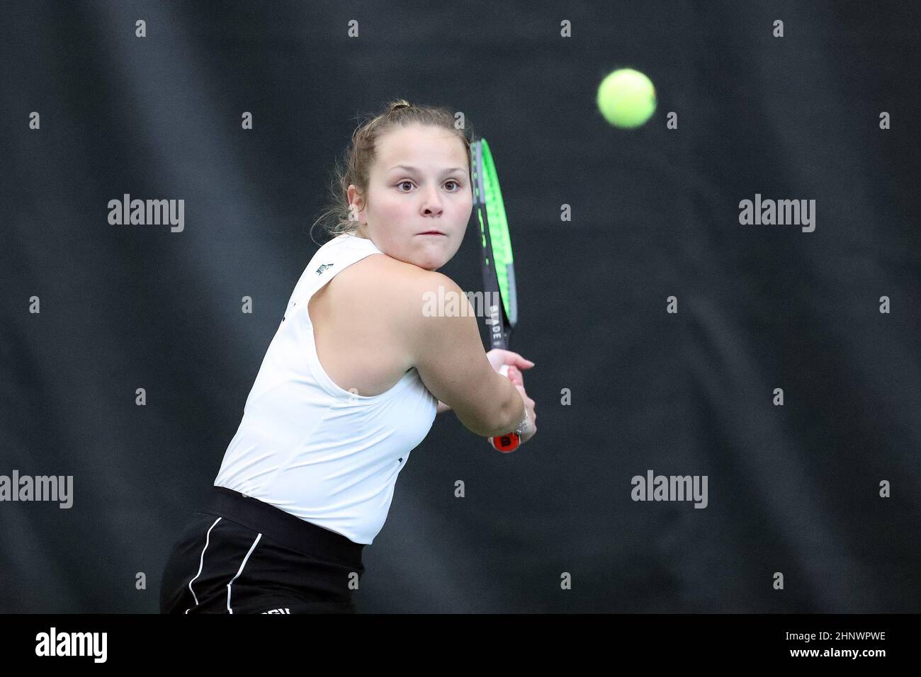 13. Februar 2022: Nika Beukers von der Portland State University legt während des NCAA Women's Tennis-Spiels gegen die University of California Irvine in der Tennisanlage Tualatin Hills Park & Recreation District, Beaverton, OR, einen Aufschlag zurück. Larry C. Lawson/CSM (Cal Sport Media über AP Images) Stockfoto