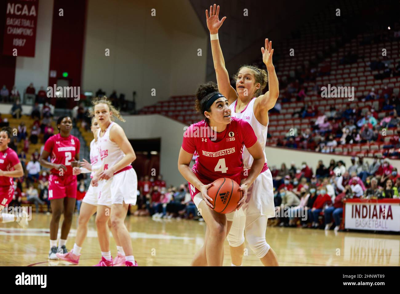 Bloomington, USA. 17th. Februar 2022. Die nordwestliche Wildcats-Wache Jillian Brown (C) geht während eines NCAA-Basketballspiels für Frauen in Bloomington gegen die Indiana Hoosiers-Wache Ali Patberg (R) zum Reifen. Die Indiana University schlug Northwestern 69:58. Kredit: SOPA Images Limited/Alamy Live Nachrichten Stockfoto