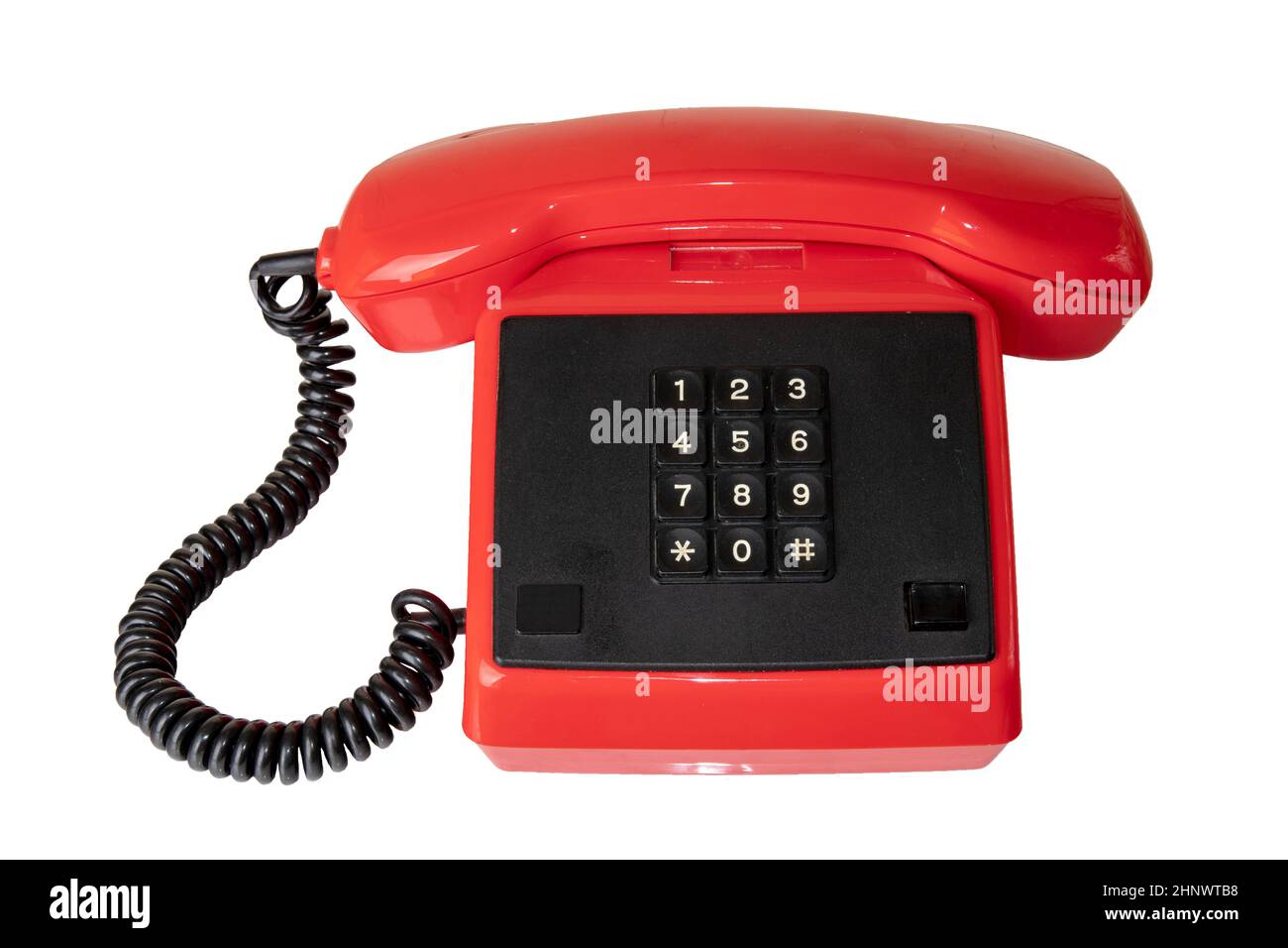 Alte Telekommunikationstechnologie. Nahaufnahme eines alten roten Telefons mit schwarzem Kabel und Gesäß. Geeignet für Kontaktaustausch und Callcenter. Ret Stockfoto
