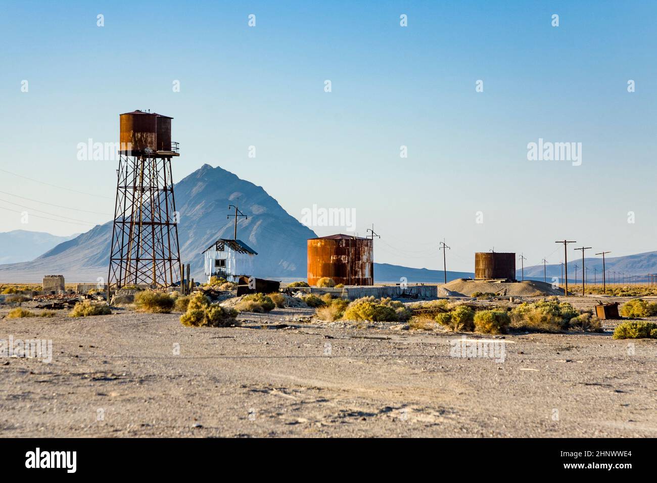 Alte verlassene Borax-Fabrik mit rostigem Wasserbehälter in Death Valley Junction Stockfoto