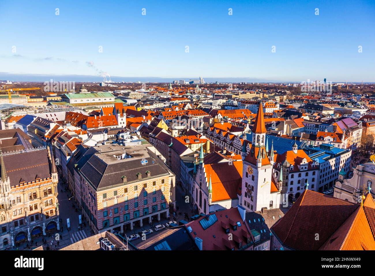 Blick auf das alte Rathaus in München unter blauem Himmel Stockfoto