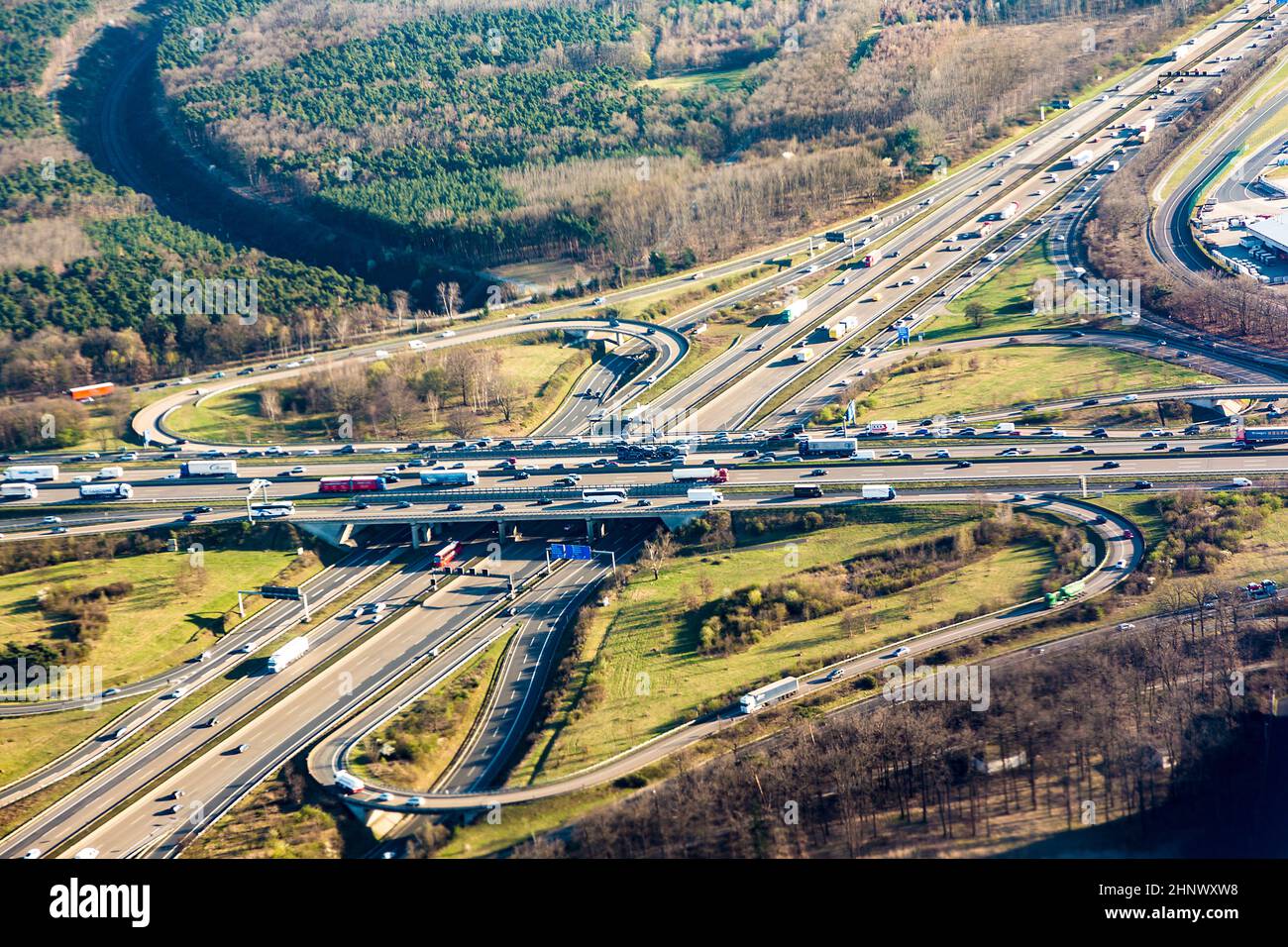 autobahn am frankfurter kreuz am Nachmittag mit viel Verkehr Stockfoto