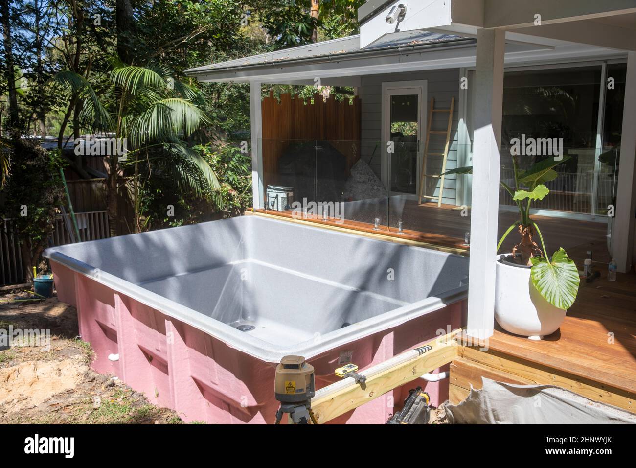 Fiberglas-Swimmingpool in Position im hinteren Garten eines Hauses in Sydney, in Erwartung der Anschlüsse und der endgültigen Installation, Sydney, NSW, Australien Stockfoto