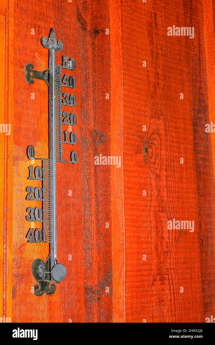 Temperaturanzeige an einer Holzwand in Hemsedal, Norwegen. Stockfoto