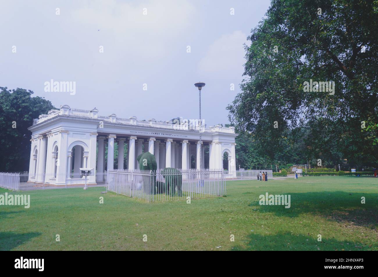 Prinsep Ghat Architektur Landschaft vor klarem Himmel im Hintergrund und Park im Vordergrund, berühmt für seine griechische oder gotische Struktur. Kalkutta West Ben Stockfoto