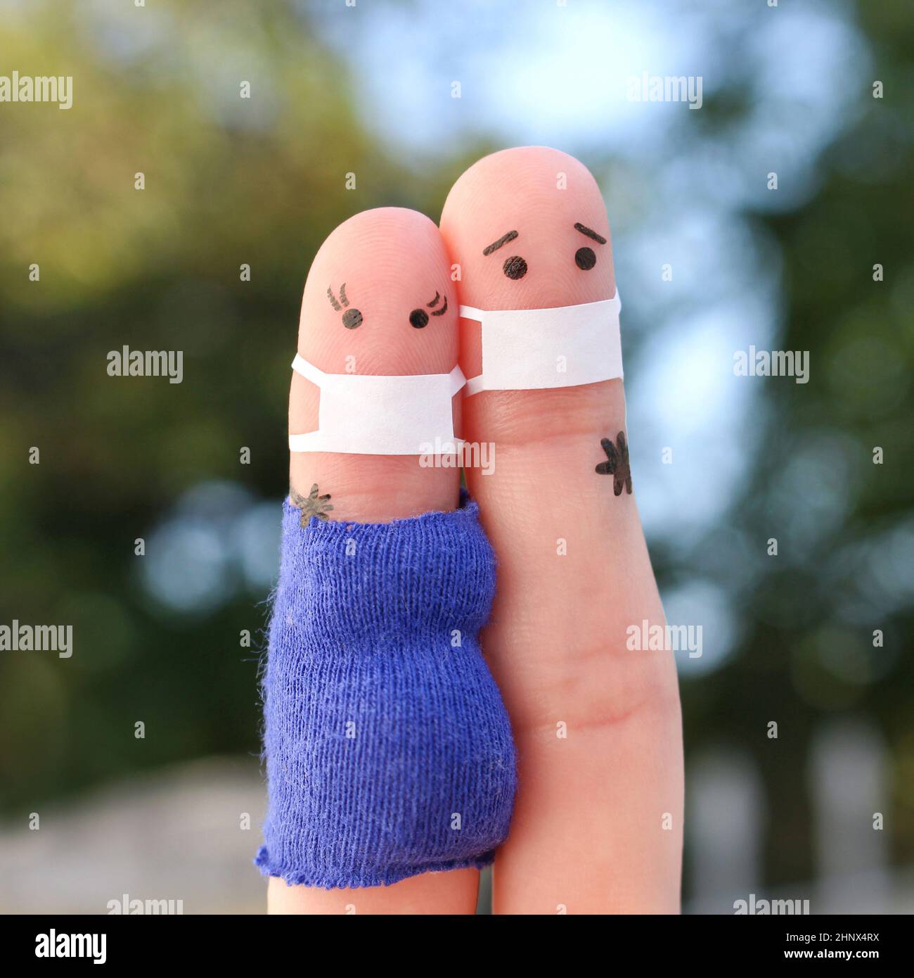 Finger Kunst des Paares in medizinischer Maske aus COVID-2019. Die Frau ist schwanger. Stockfoto