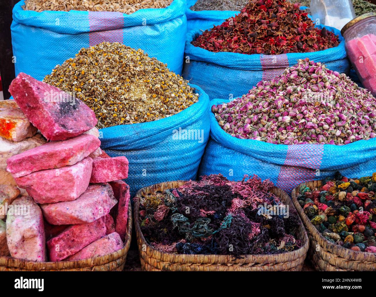 Stapel getrockneter Rosen und anderer Blumen, die als natürliche Düfte verwendet werden, werden auf dem Souk - dem traditionellen Straßenmarkt in Marokko - präsentiert. Stockfoto