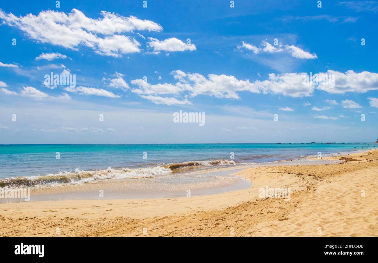 Tropisch-mexikanischer Strandpanorama von Playa 88 und Punta Esmeralda in Playa del Carmen Mexiko. Stockfoto