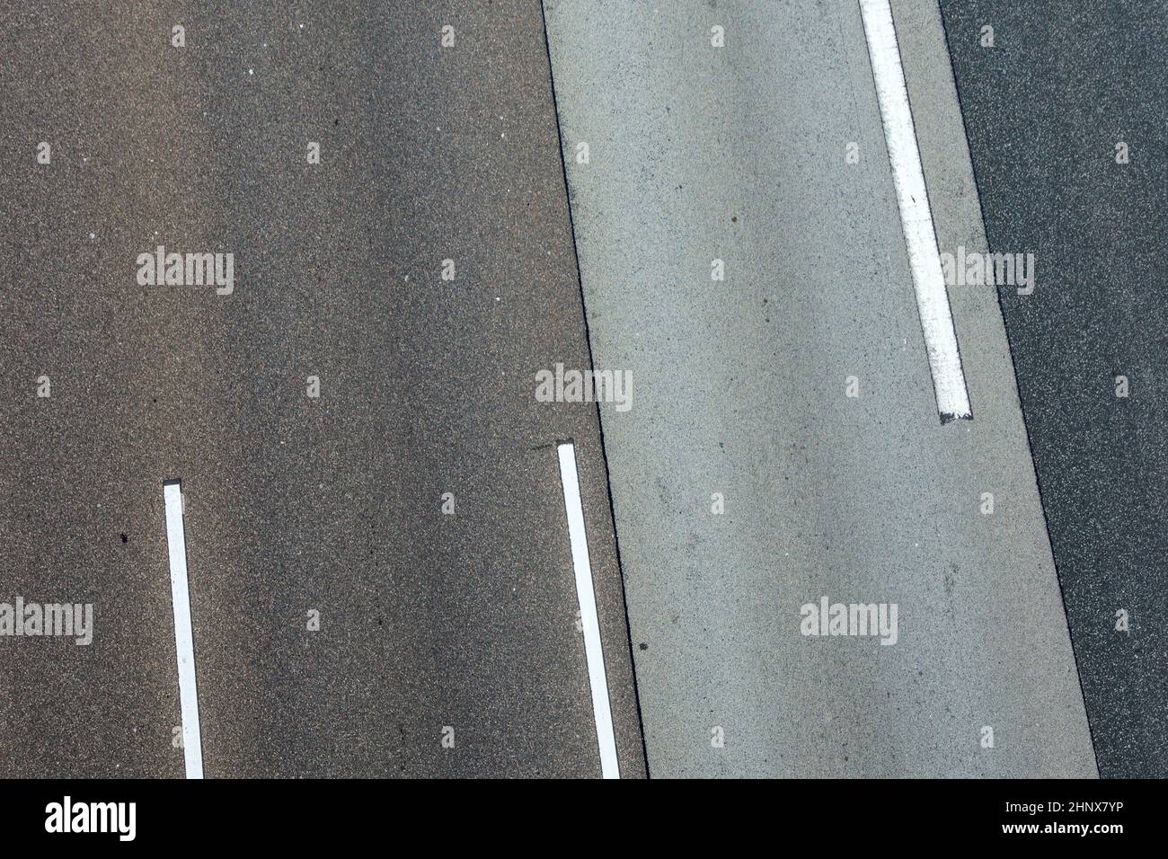 Autobahnmuster in Deutschland mit weißen Linienmarkierungen Stockfoto