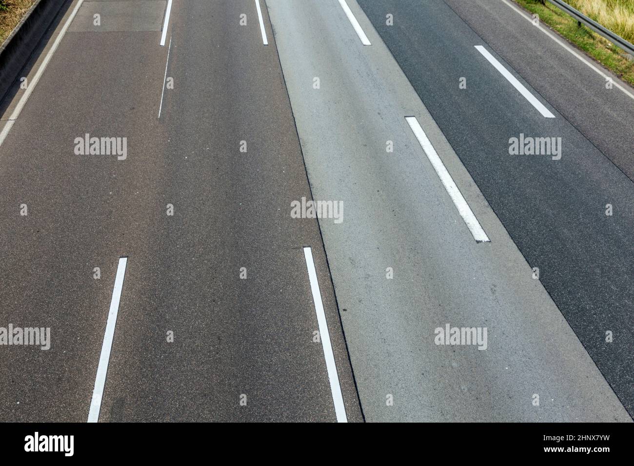 Autobahnmuster in Deutschland mit weißen Linienmarkierungen Stockfoto