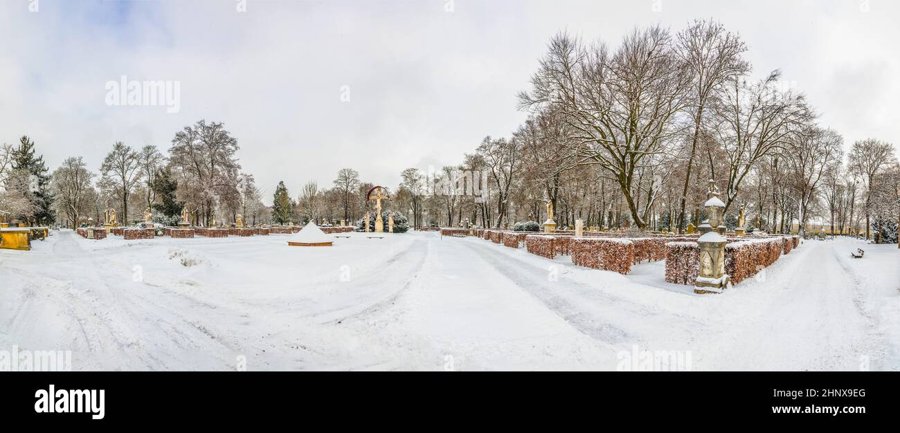 Ansicht des berühmten Westfriedhofs von München, Deutschland mit historischen Grabsteinen Stockfoto