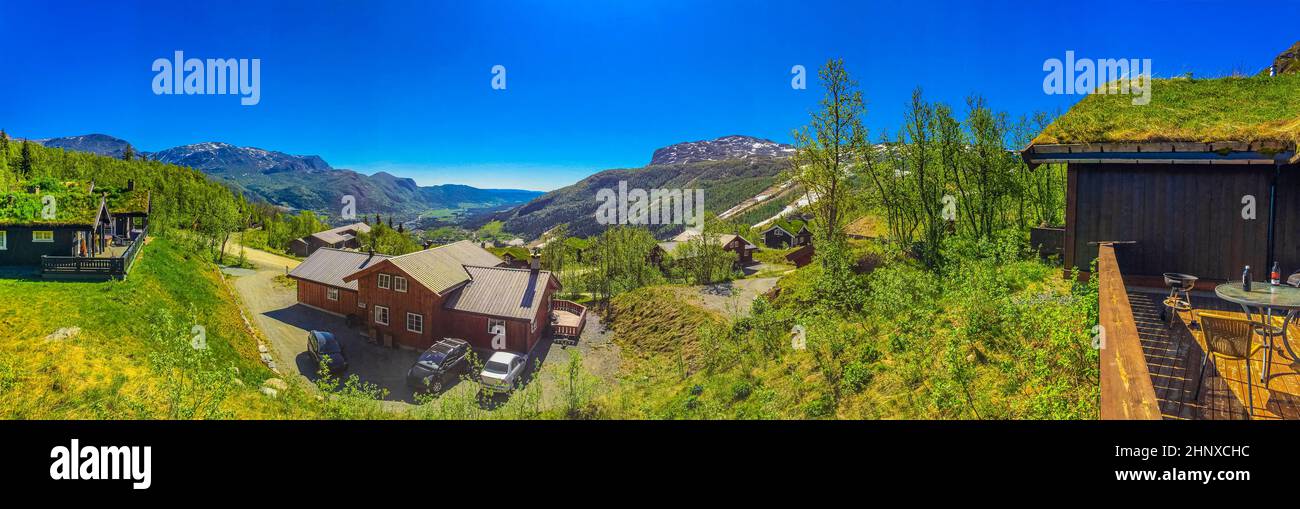 Schönes Landschaftspanorama von Norwegen Hemsedal Skicenter mit Berghütten Hütten und blauem Himmel. Stockfoto