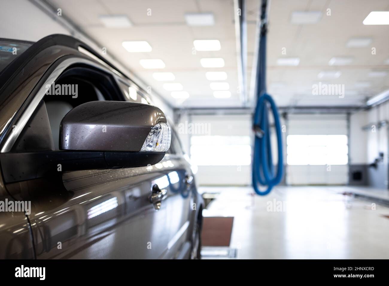 Auto in einer Garage, das regelmäßig überprüft wird (flacher Freiheitsgrad/farbiges Bild) Stockfoto