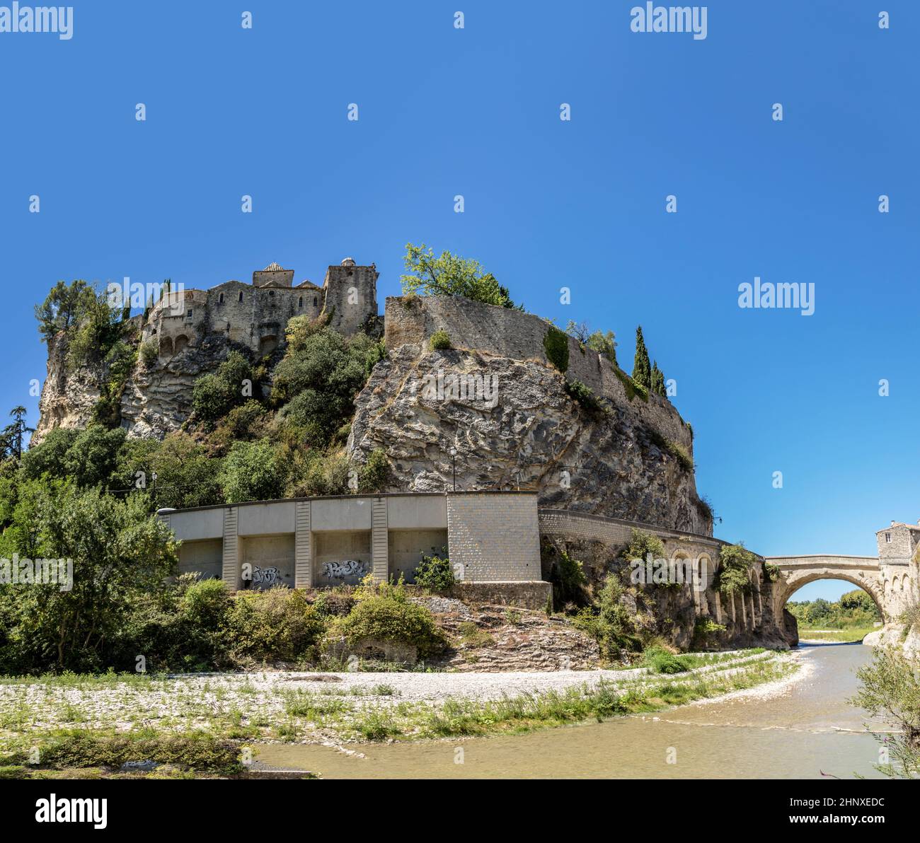 Blick auf die Altstadt und die historische römische Brücke in vaison la romaine Stockfoto