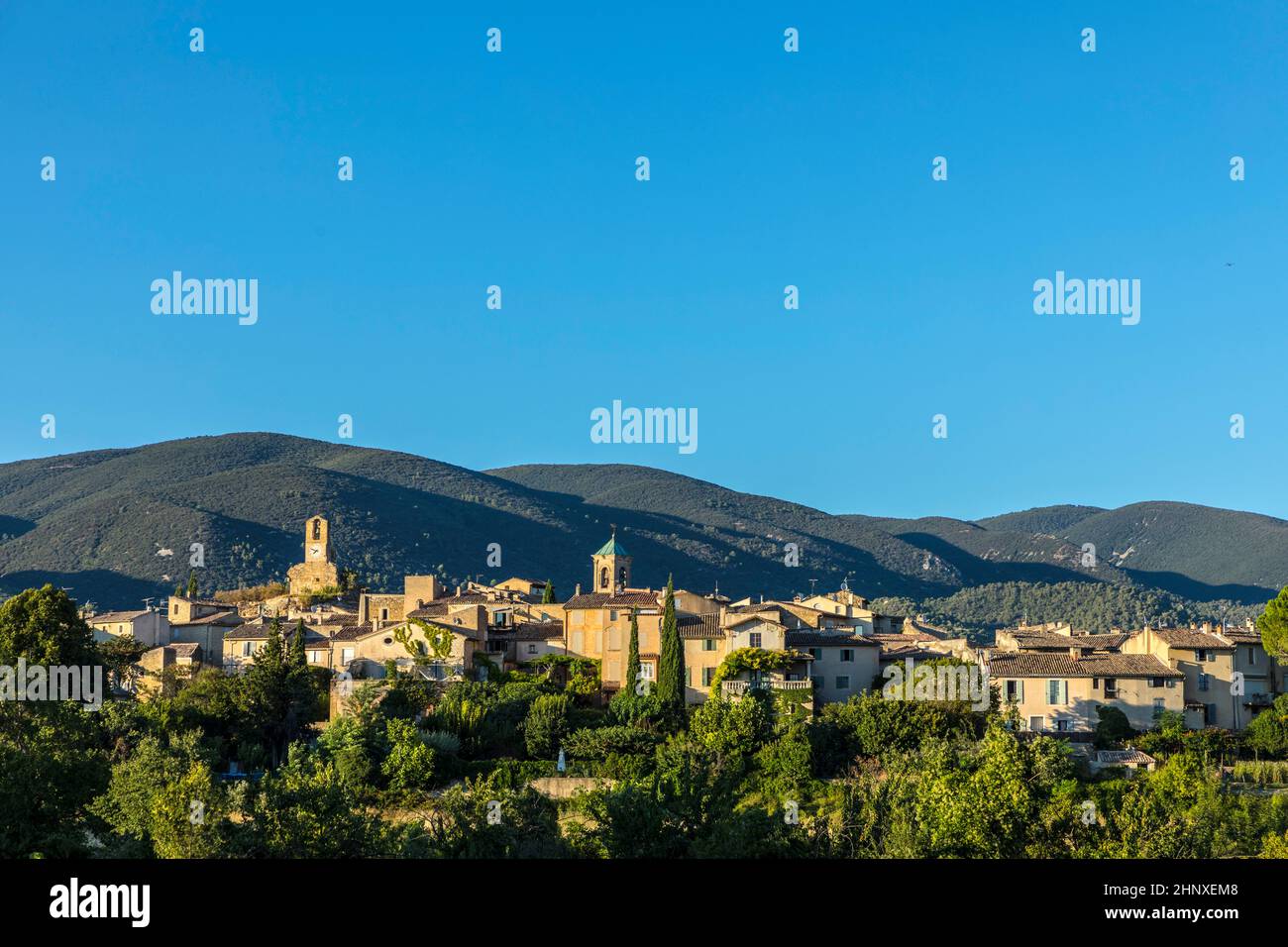 Landschaftlich schöner Blick auf das Dorf Lourmarin in der Provence, Frankreich Stockfoto