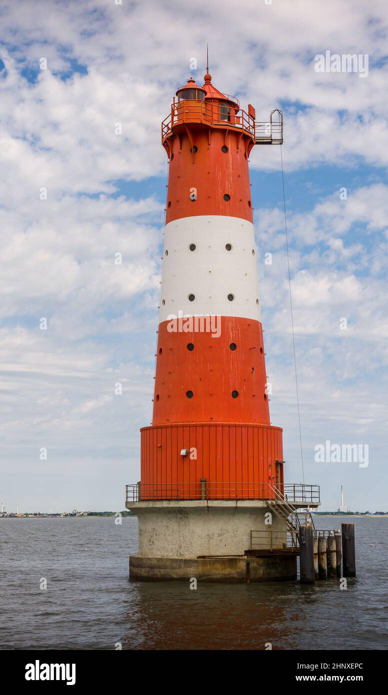 Arngast Leuchtturm steht im Wasser gegen einen bewölkten Himmel, Wilhelmshaven, Jade Bight, Niedersachsen, Deutschland Stockfoto