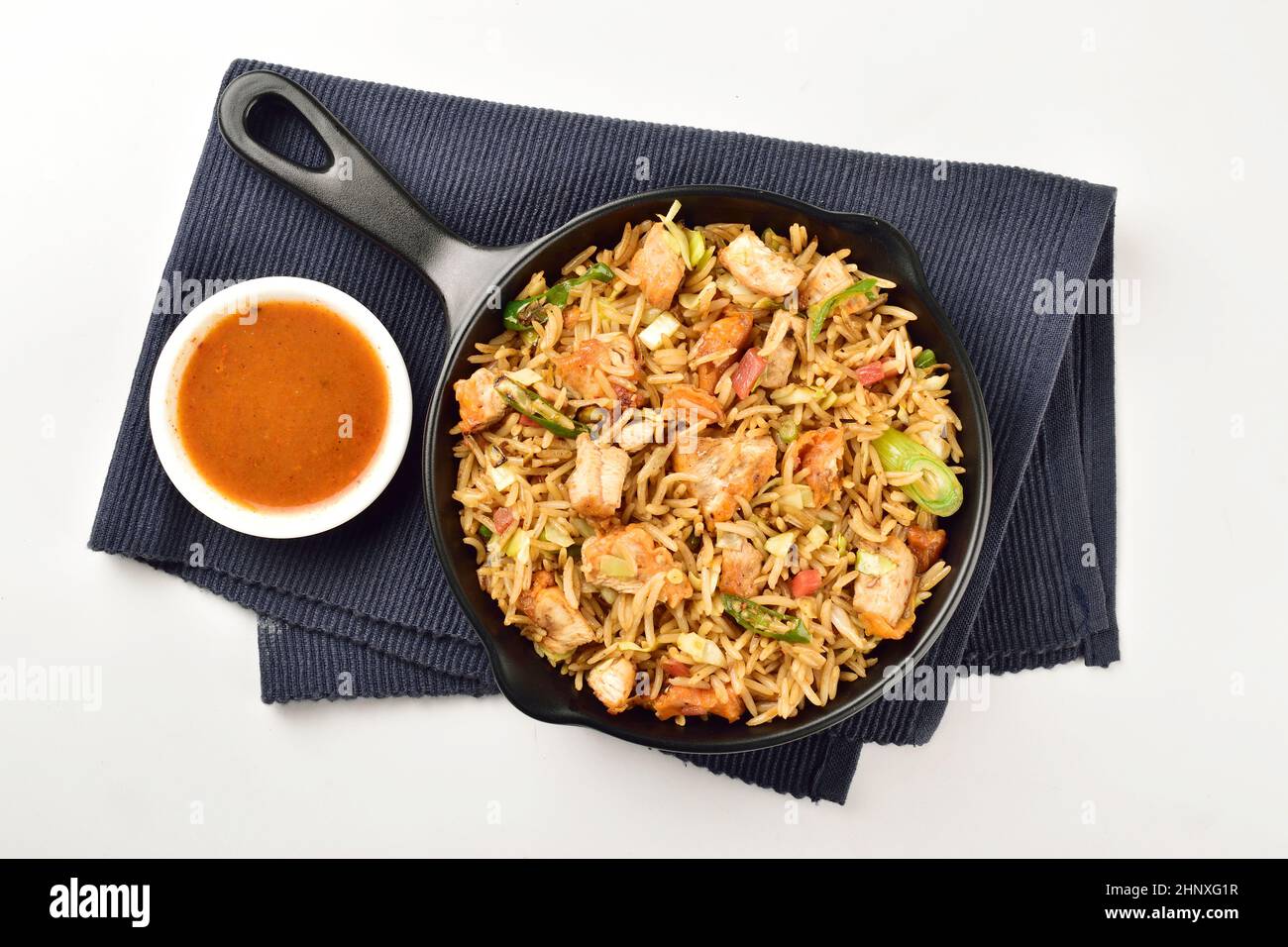 Gebratener Hühnerreis mit Chilisauce Stockfoto