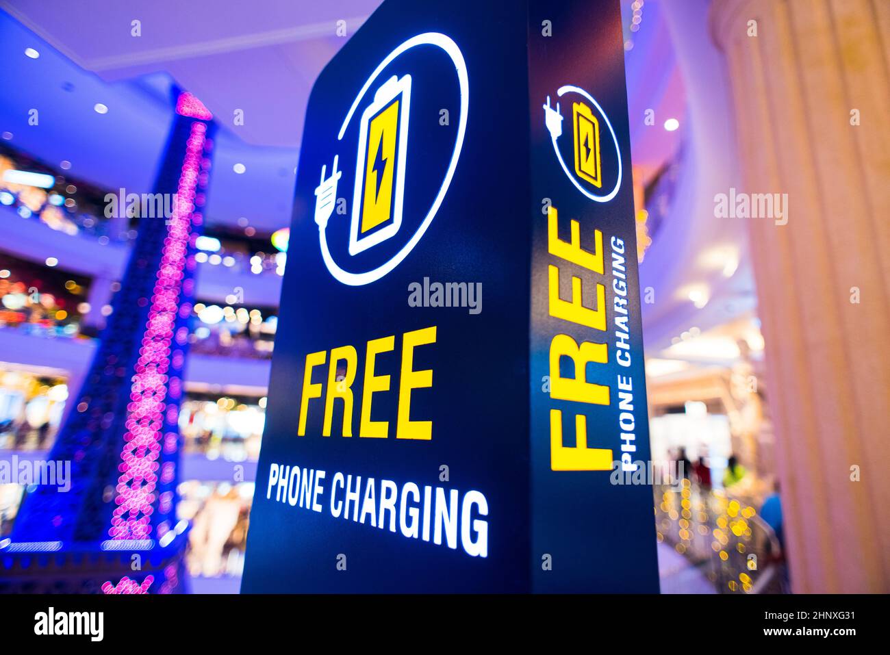 Free Mobile Ladestation in Shopping Mall. Stockfoto