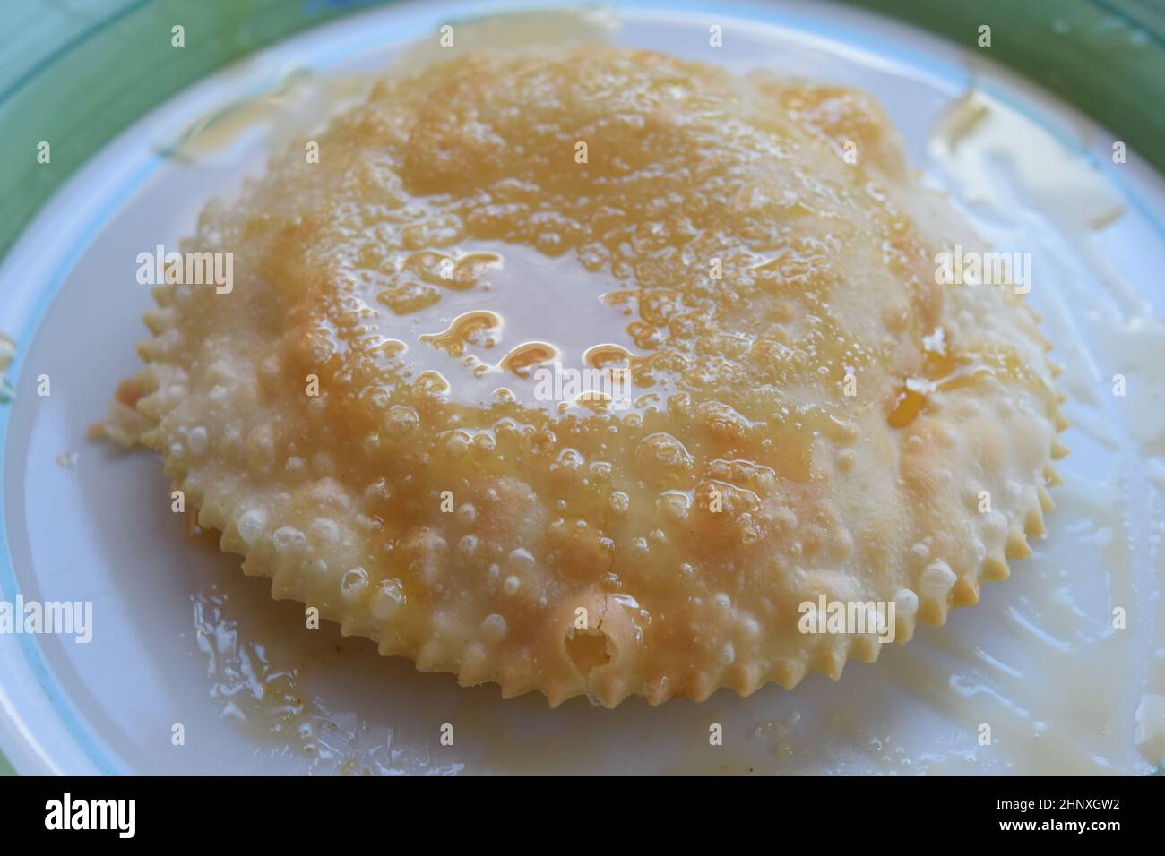 Seadas typisch sardische Süßigkeiten gefüllt mit Käse und in Honig verpackt Stockfoto