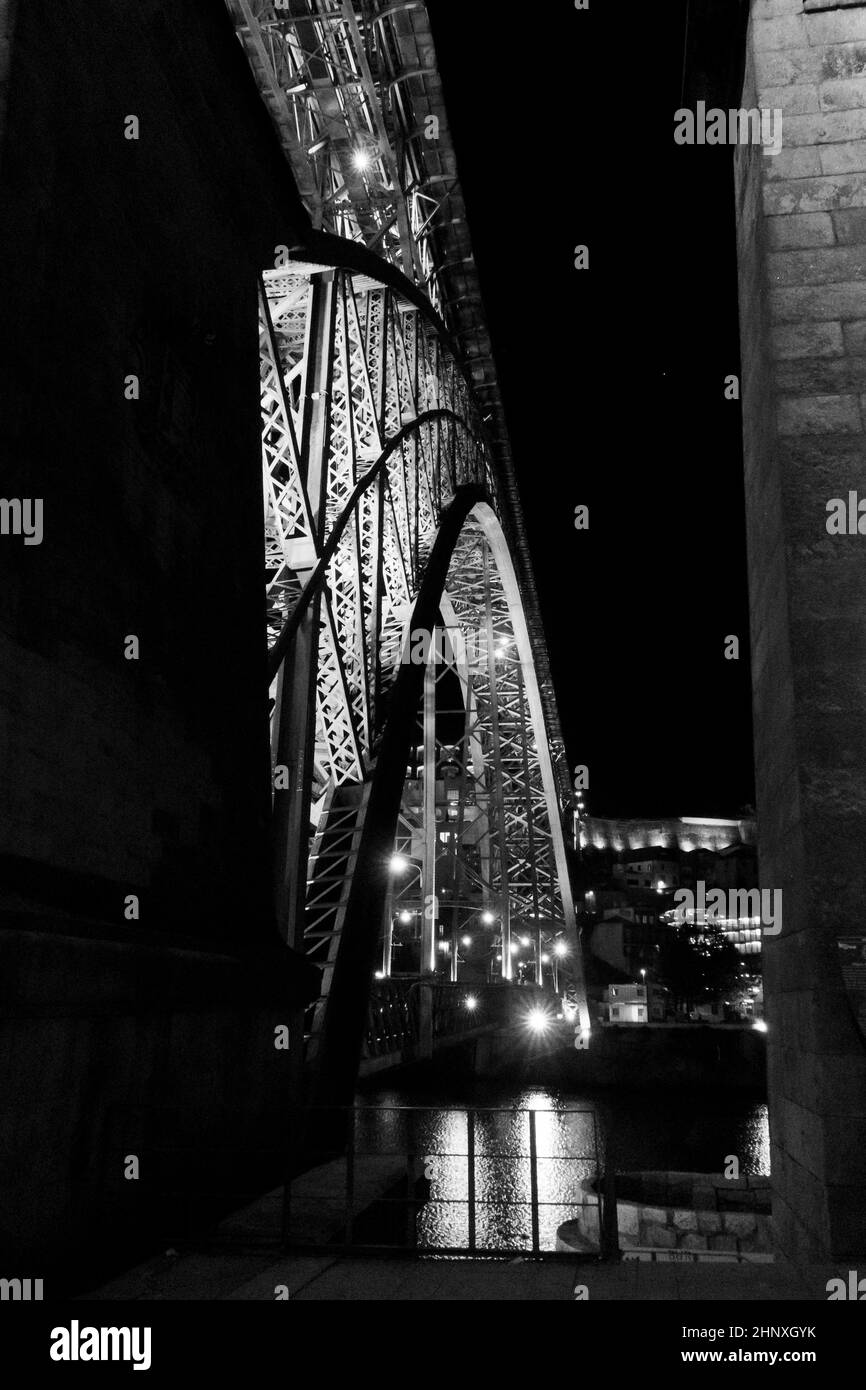 Detail der Luis I Brücke in schwarz-weiß, in der Stadt Porto, Portugal Stockfoto